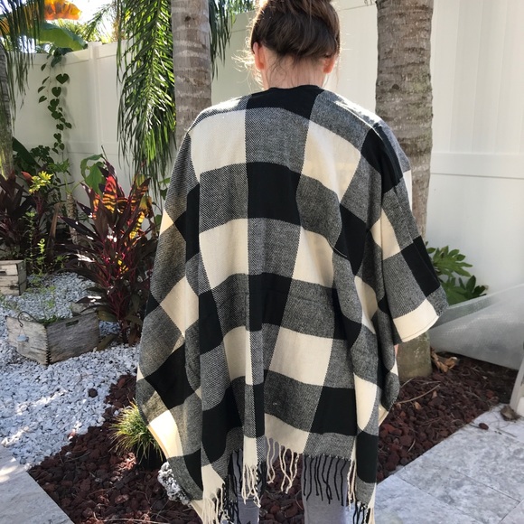 Black/white checked poncho - Picture 3 of 6